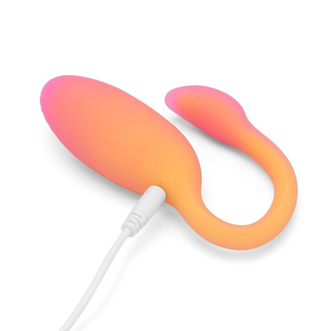 Masażer Magic Flamingo Max w trakcie ładowania przez kabel USB