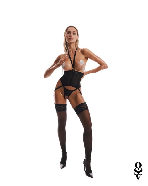 Zmysłowy komplet gorset i stringi Obsessive Alliane – kobieta w pozie
